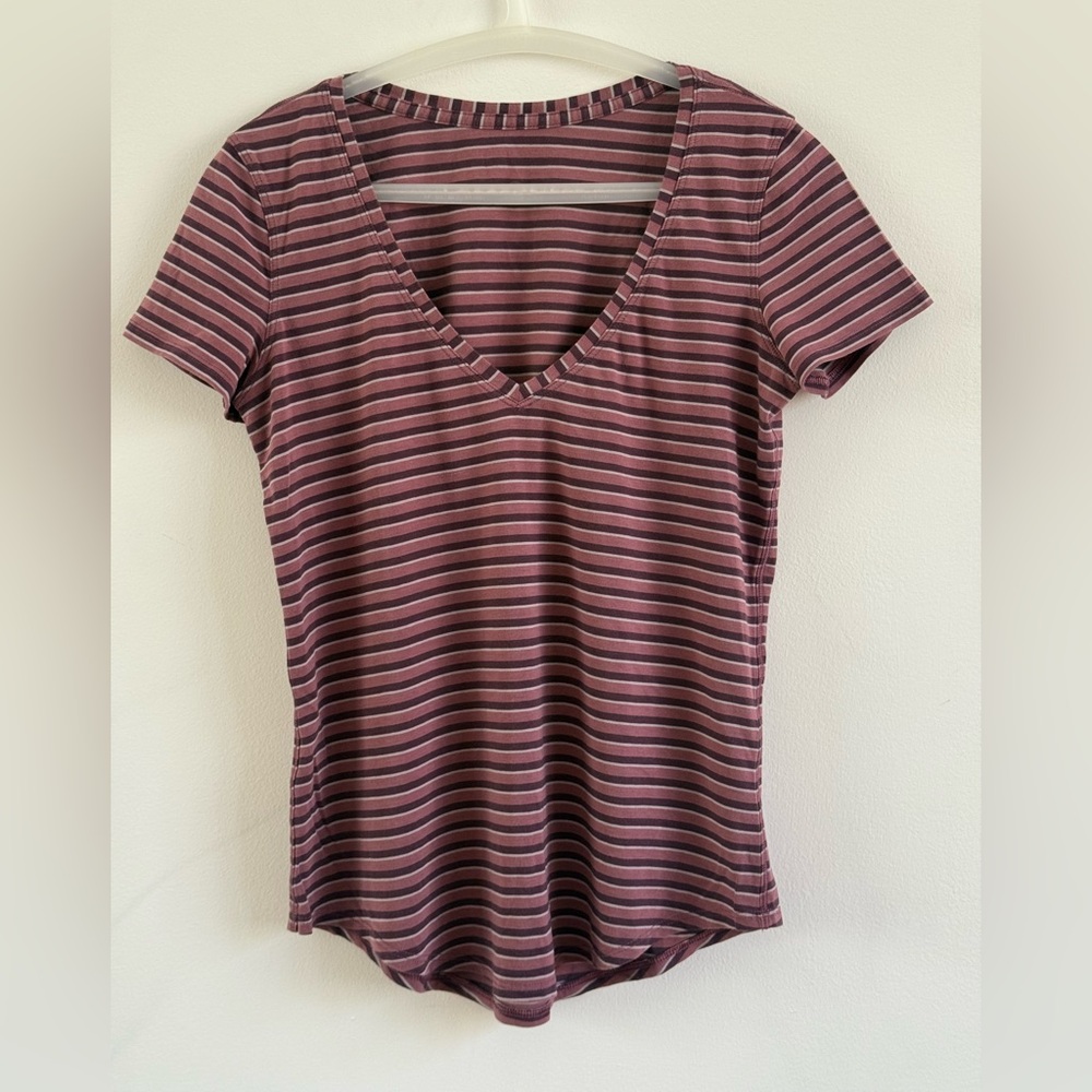 Lululemon Love Tee V
Step Stripe Plumful Arctic Plum
